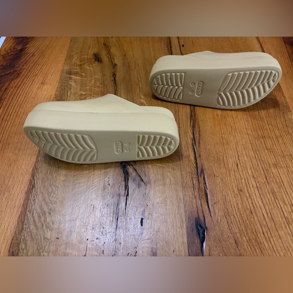 Crocs Beige Slip-On Platform Clogs, Some Wear, Size 10 - Picture 9 of 10